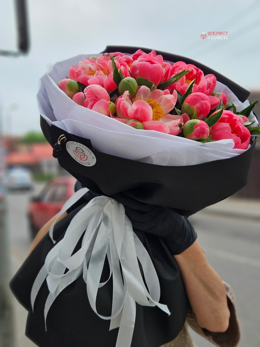 Букет из 19 импортных пионов в черном оформлении — изображение 6