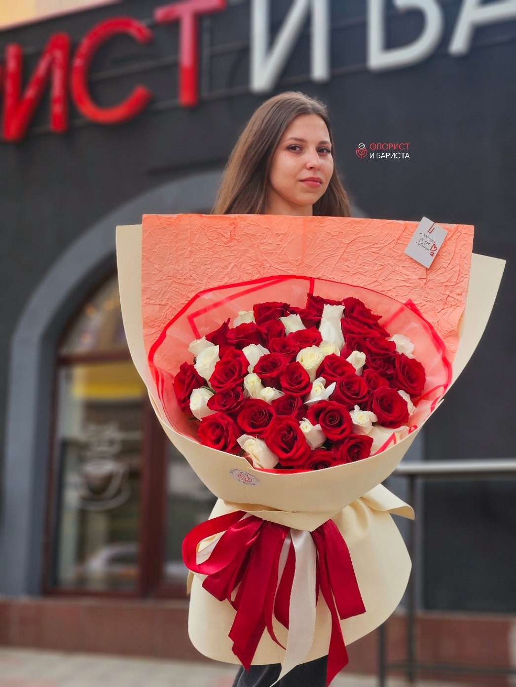 Букет из 51 голландской красно белой розы — изображение 2