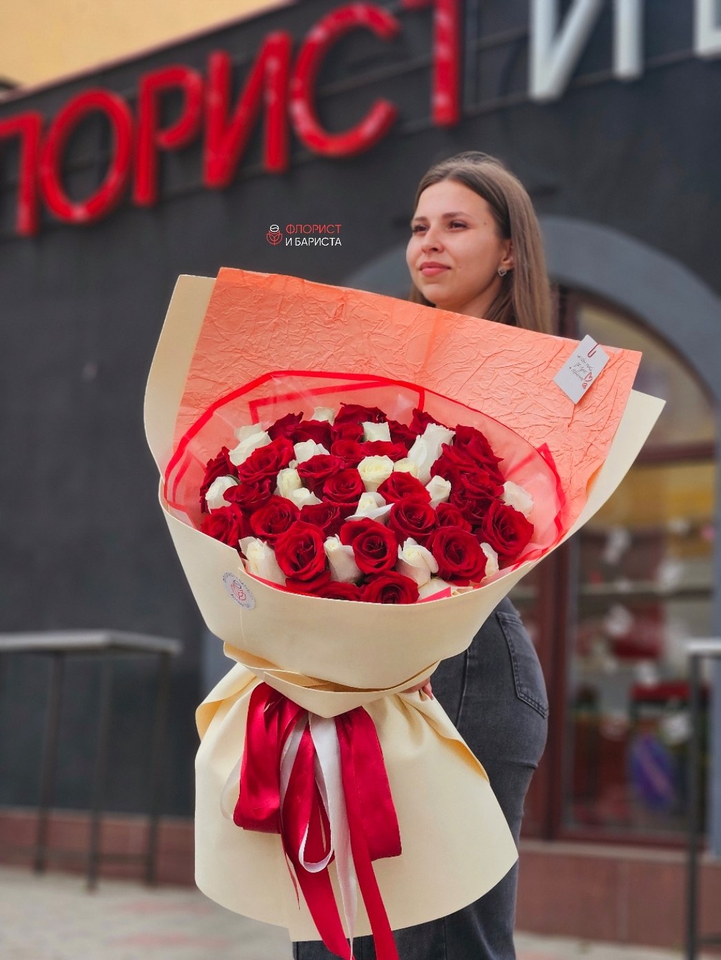 Букет из 51 голландской красно белой розы