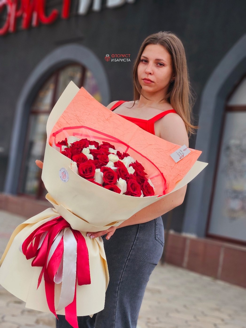 Букет из 51 голландской красно белой розы — изображение 4