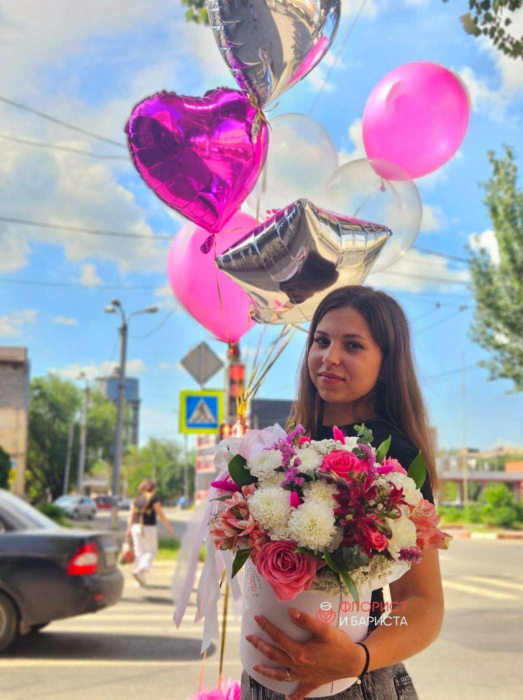 Композиция из ассорти цветов в шляпной коробке с гелиевыми шарами