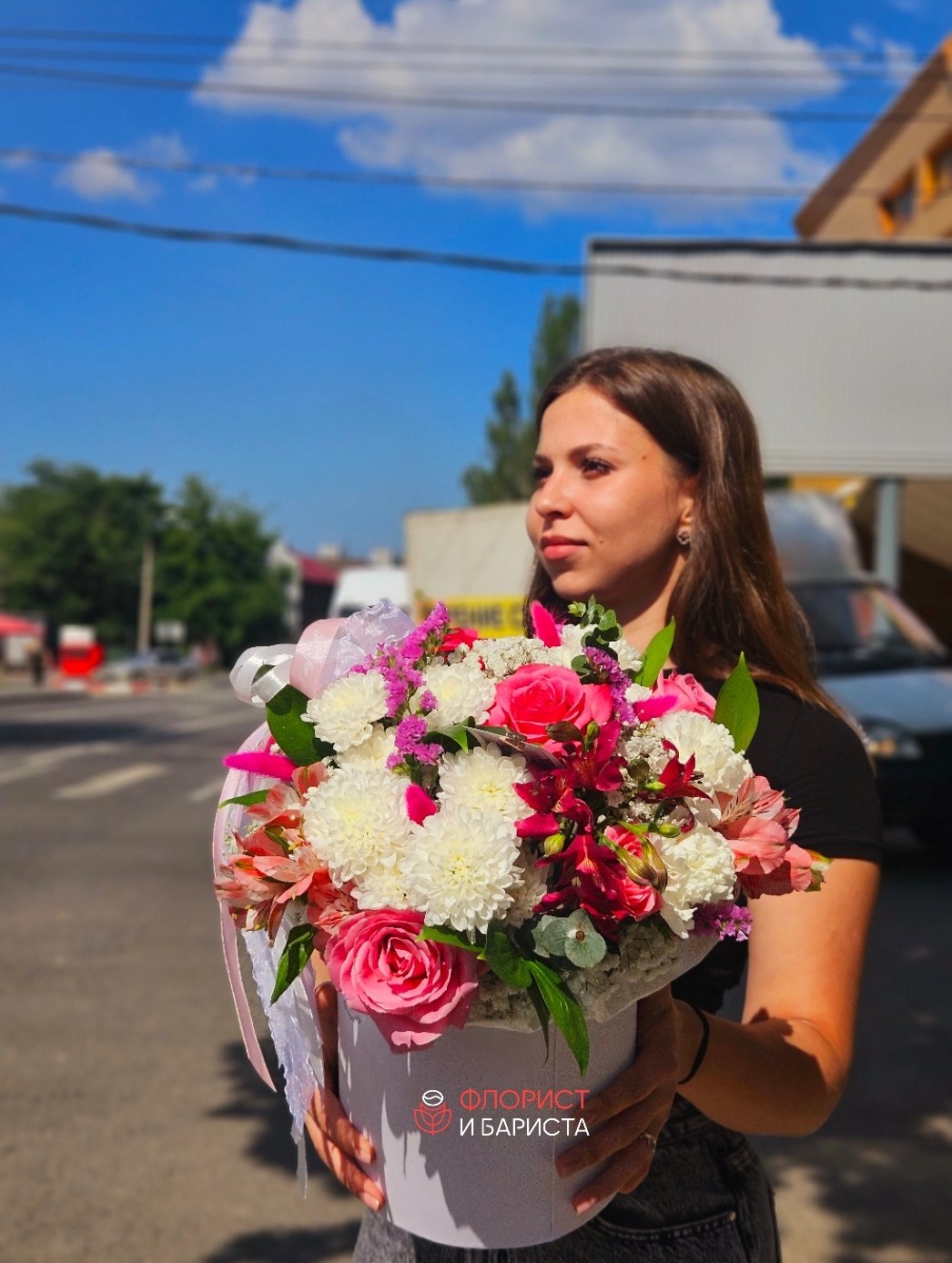 Композиция из ассорти цветов в шляпной коробке с гелиевыми шарами — изображение 5