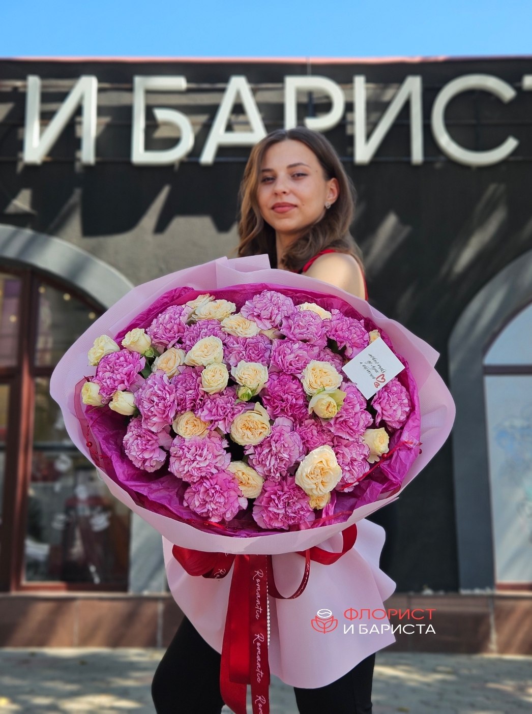 Букет из кустовой розы и диантусов — изображение 2