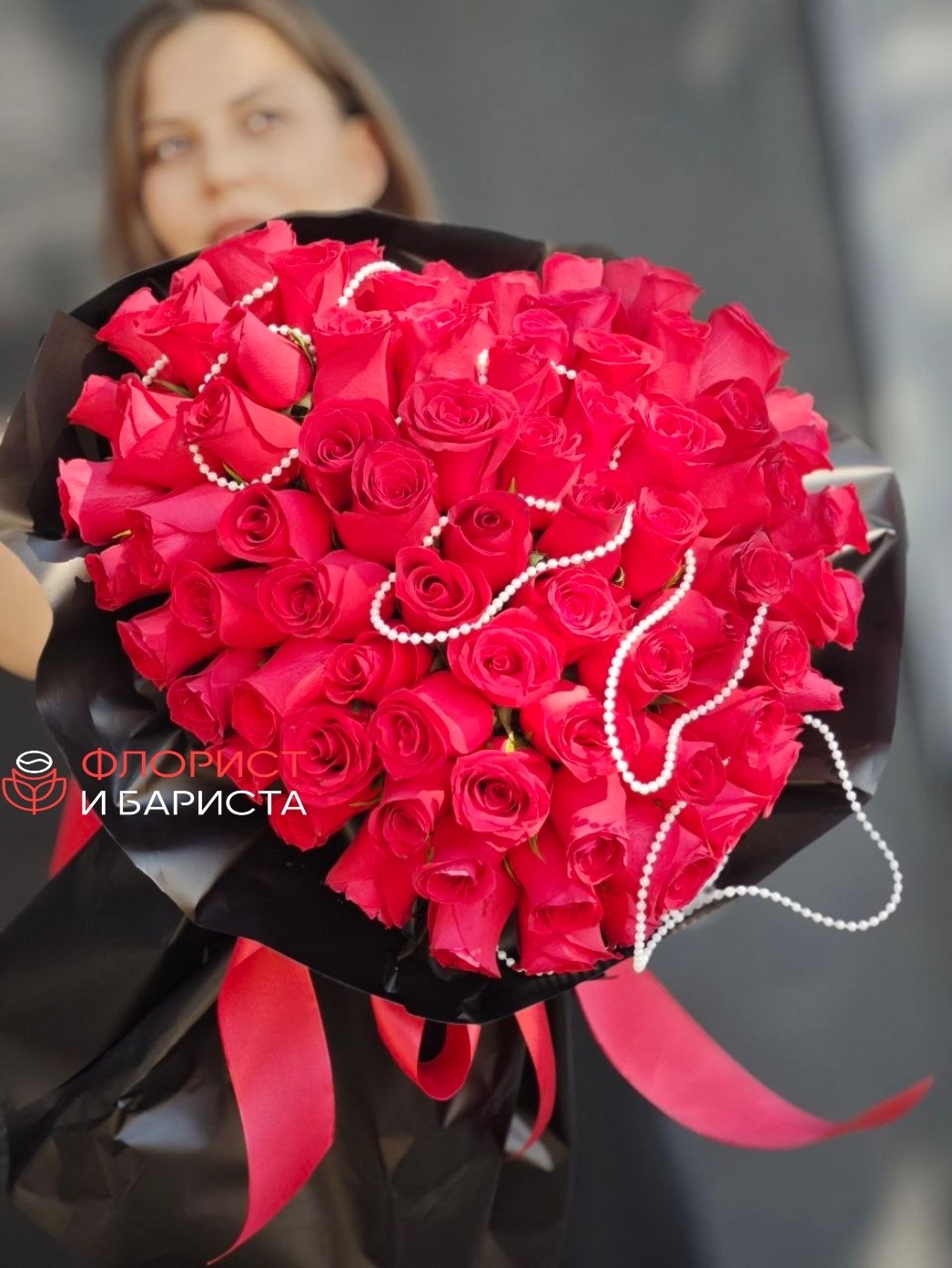 Каркасное сердце из 95 роз