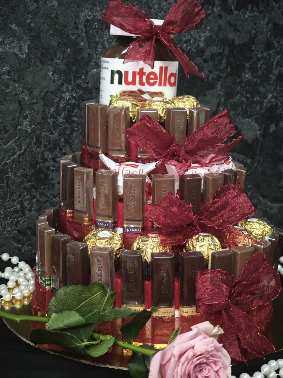 Сладкий трехярусный торт из конфет и Nutella — изображение 2