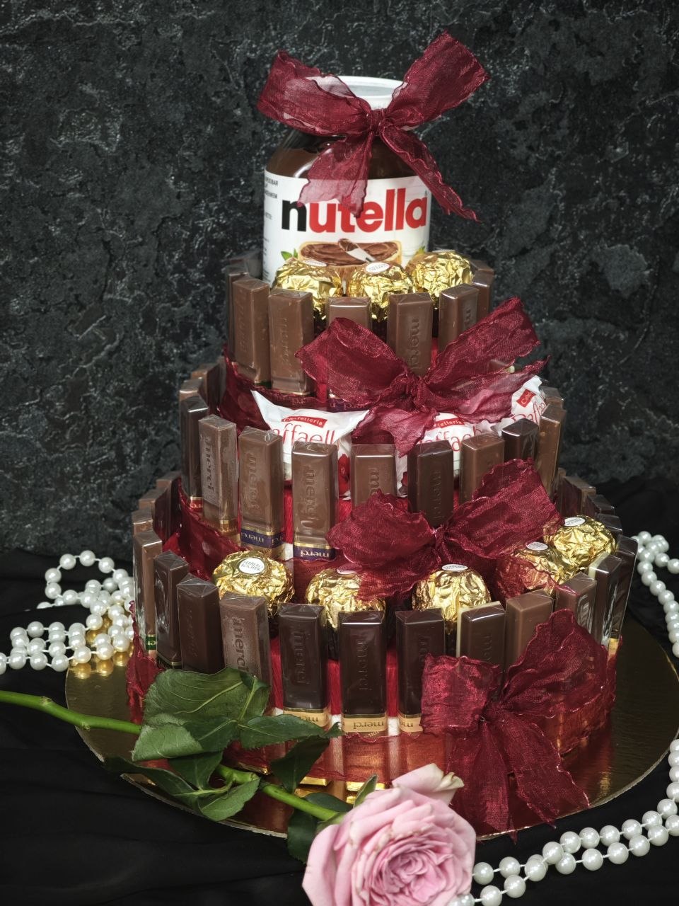Сладкий трехярусный торт из конфет и Nutella — изображение 4