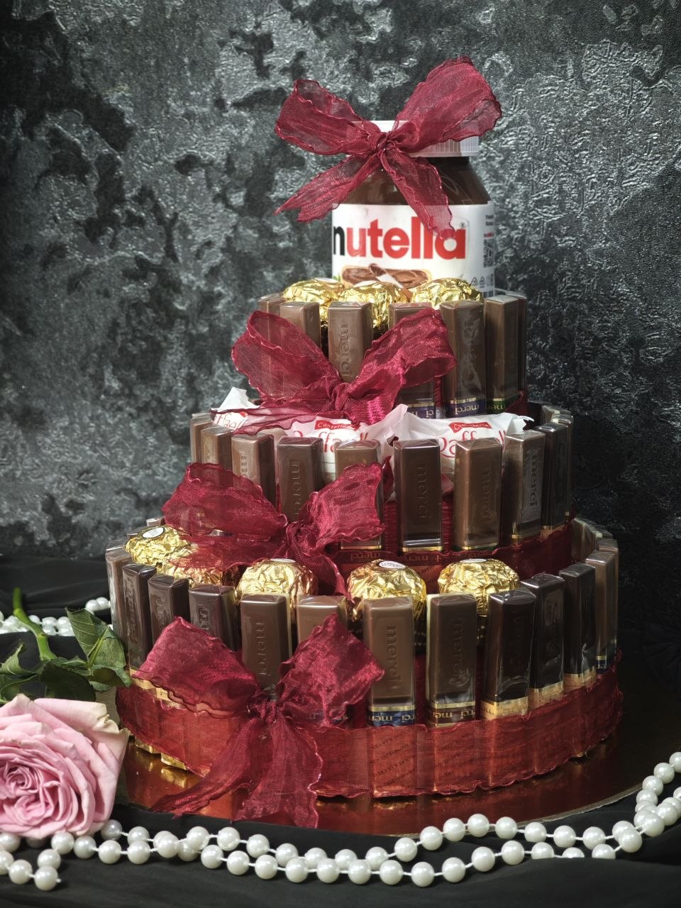 Сладкий трехярусный торт из конфет и Nutella — изображение 5