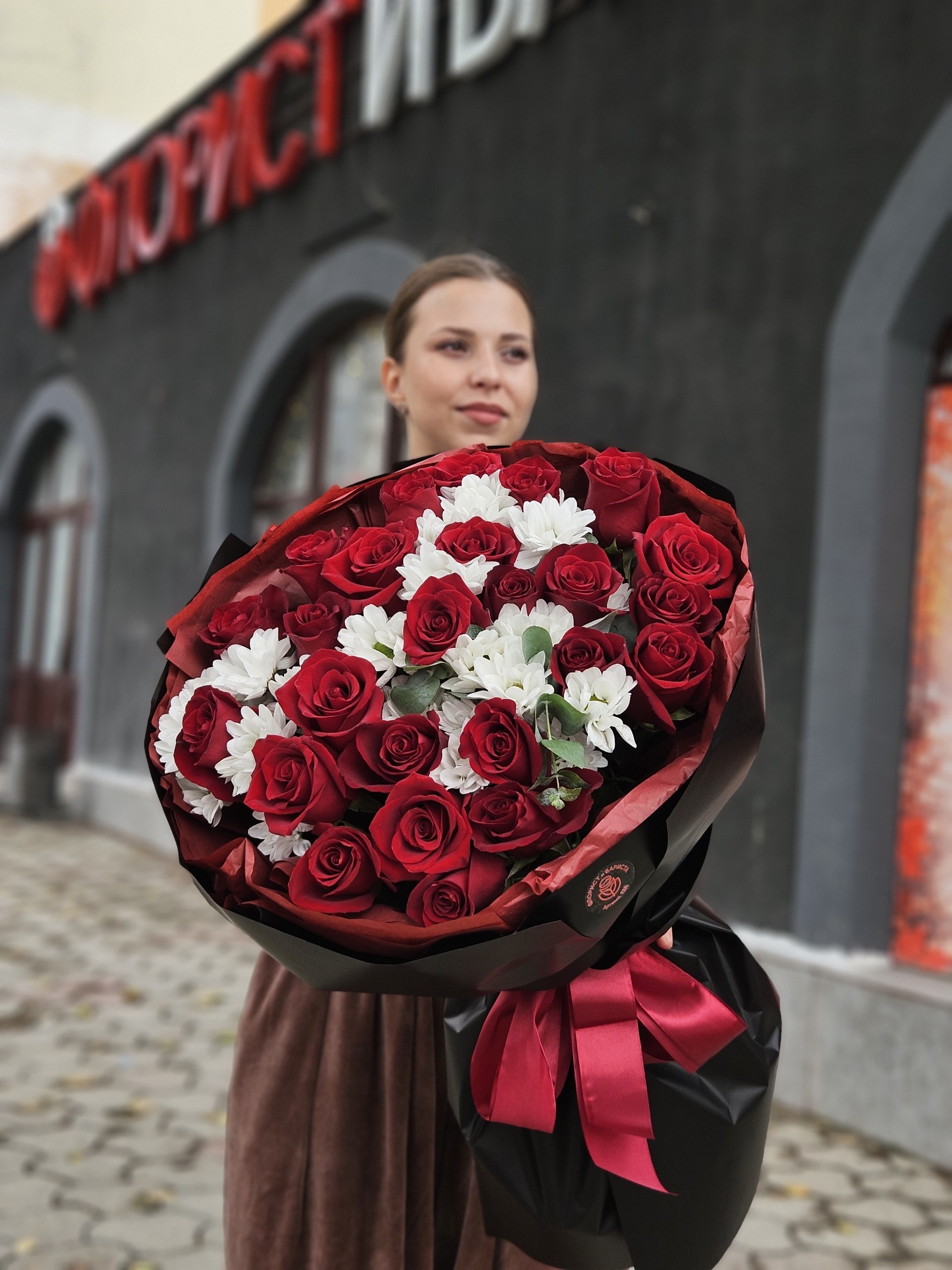 Букет из 25 голландских роз с эвкалиптом и хризантемой — изображение 2